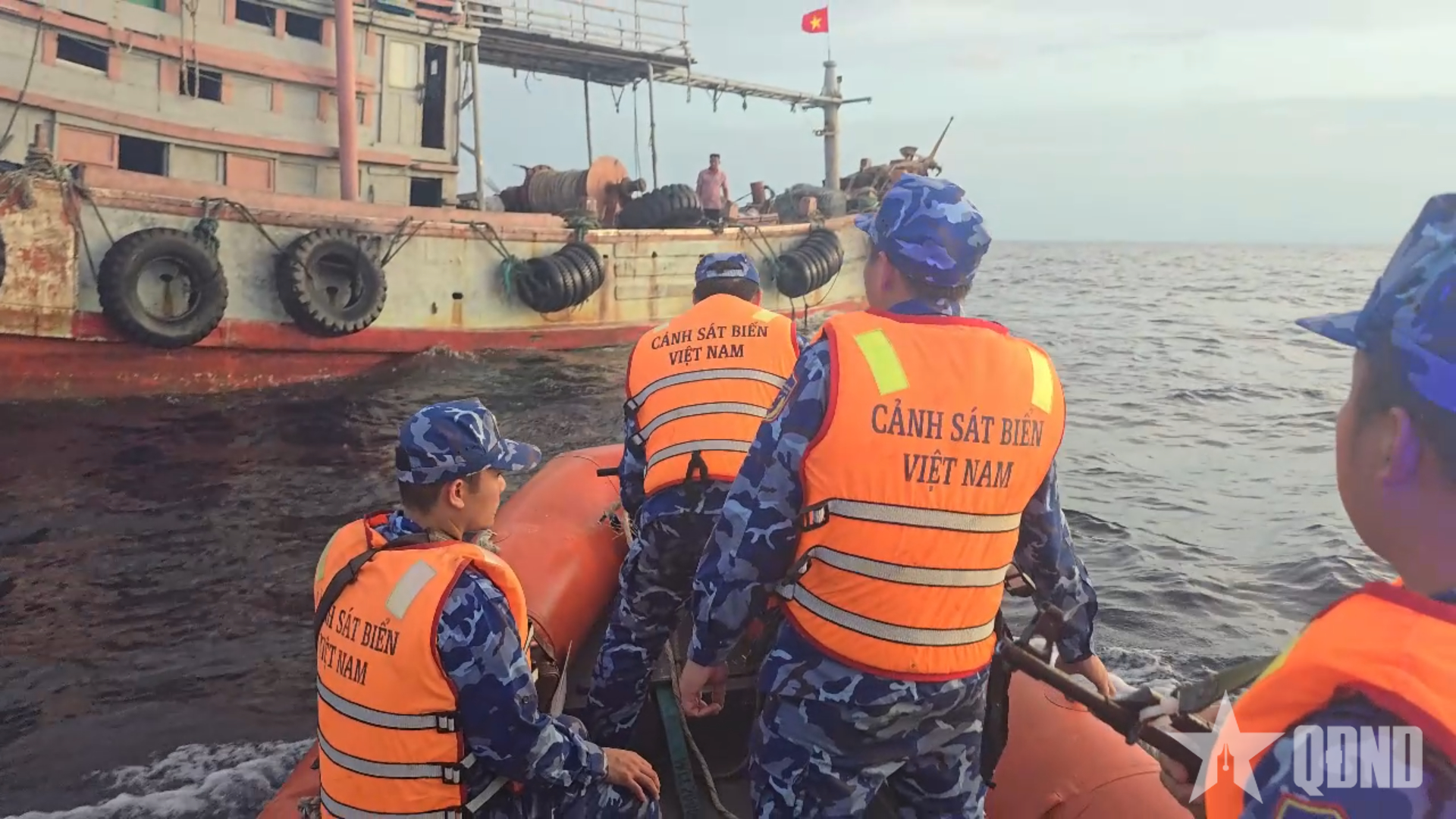 Bộ tư lệnh Vùng Cảnh sát biển 2 bắt giữ 3 tàu cá vi phạm IUU